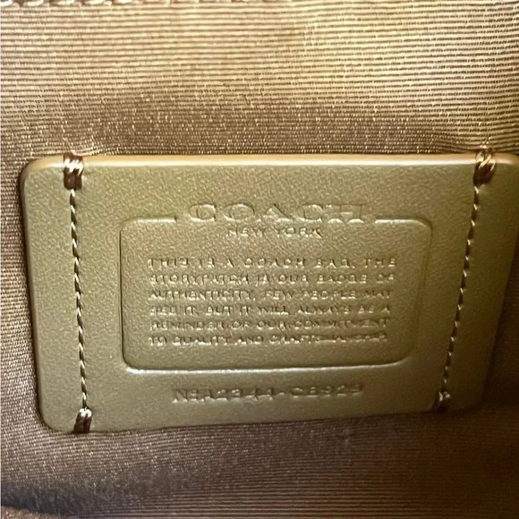 CB929 - Coach Hudson Small Pack - Picture 10 of 13